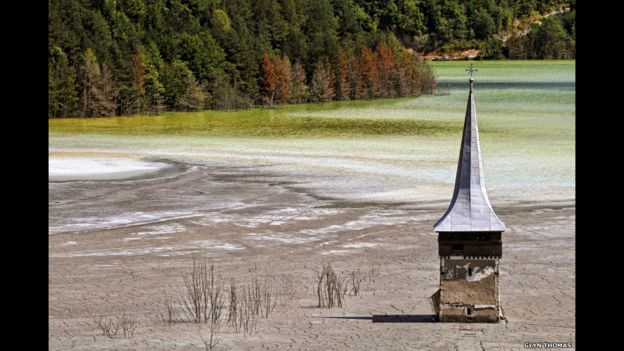La torre de esta iglesia es una de las últimas señales visibles de la aldea rumana de Geamana. Fue inundada para crear un estanque para los residuos tóxicos de una mina de cobre. La instantánea es de Glyn Thomas.