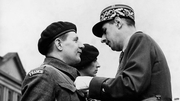 De Gaulle condecora a un soldado francés