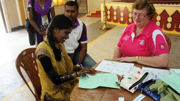 150612174301_jaffna_people_getting_artif