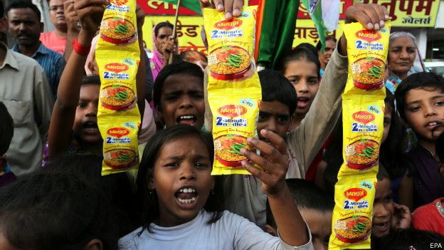 Компания Nestle уничтожает лапшу Maggi на 50 млн долларов