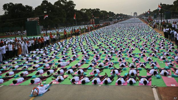 150621082458_modi_yoga_thousands_india_624x351_ap.jpg