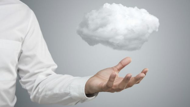 Una persona con una nube en la mano