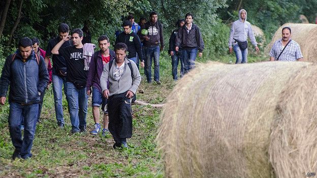 HUNGRIA....TIENE PREVISTO APROBAR EN SU PARLAMENTO..EL DIA MIERCOLES. UN CERCO DE VARIOS KMS. POR 4 METROS DE ALTO. PARA QUE NO SIGA HABIENDO MAS INGRESOS DESDE SERBIA ILEGALMENTE 150623141206_migrants_two_624x351_afp