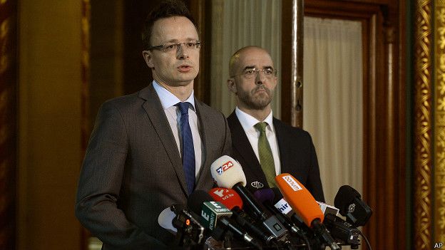 HUNGRIA....TIENE PREVISTO APROBAR EN SU PARLAMENTO..EL DIA MIERCOLES. UN CERCO DE VARIOS KMS. POR 4 METROS DE ALTO. PARA QUE NO SIGA HABIENDO MAS INGRESOS DESDE SERBIA ILEGALMENTE 150623141630_hungarian_minister_624x351_ap