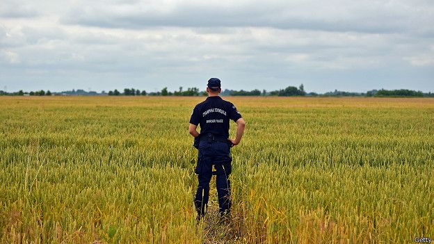 HUNGRIA....TIENE PREVISTO APROBAR EN SU PARLAMENTO..EL DIA MIERCOLES. UN CERCO DE VARIOS KMS. POR 4 METROS DE ALTO. PARA QUE NO SIGA HABIENDO MAS INGRESOS DESDE SERBIA ILEGALMENTE 150623144826_border_getty_624x351_getty