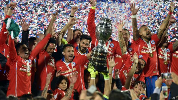 智利在2015年美洲杯上捧杯