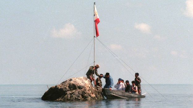 Hải quân Philippines cắm cờ tại Scarborough Shoal, 1997