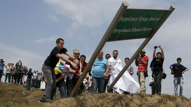 Жители сносят знак на непризнанной границе Южной Осетии