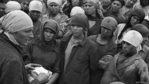 Женщины-землекопы на шахте в Горловке (1930)