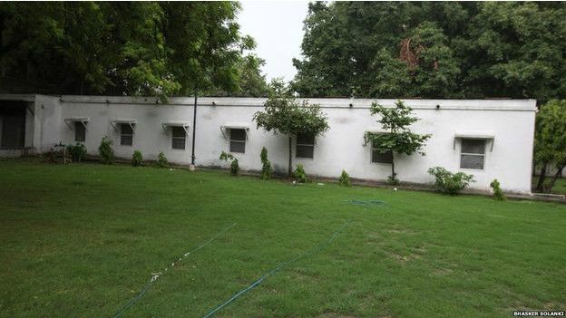 150725115253_jinxed_banglow_staff_quarte