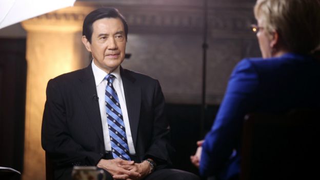 馬英九(左)在接受採訪中