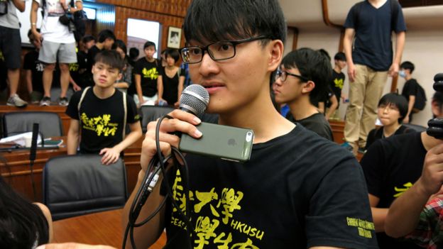馮敬恩在港大校委會會議上（BBC中文網圖片28/7/2015）
