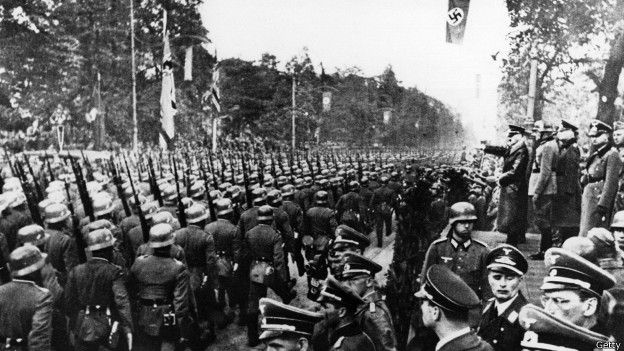 Desfile frente a Hitler
