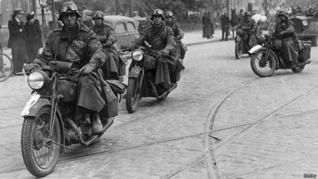 Nazis en motos en las calles de Varsovia