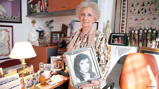 Estela de Carlotto, con una foto de su hija Laura