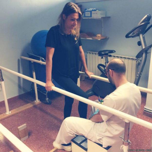 Lidia García Villar durante su rehabilitación, nueve meses después del diagnóstico del Sïndrome de Guillain-Barré.