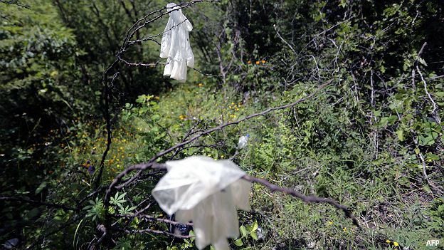 Guantes en una fosa de Iguala, Guerrero