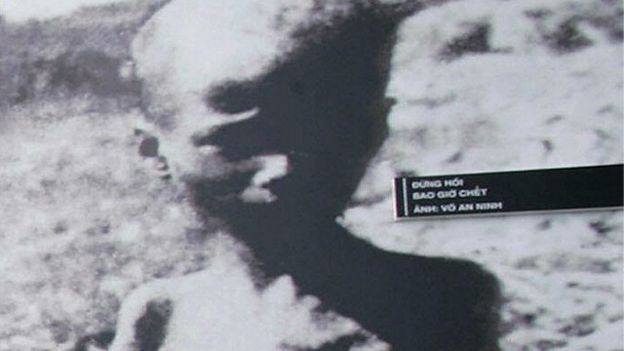 Ảnh chụp trưng bày tại triển lãm về nạn đói năm 1945 ở Việt Nam