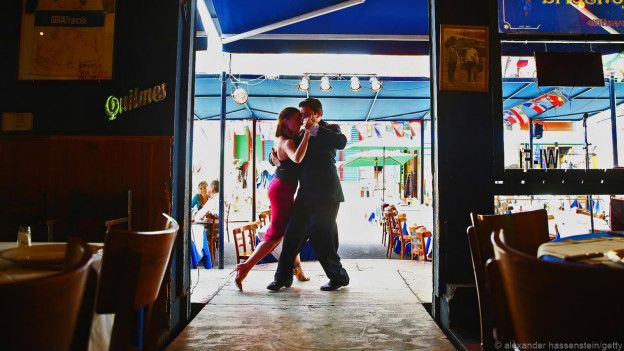 Una pareja bailando tango