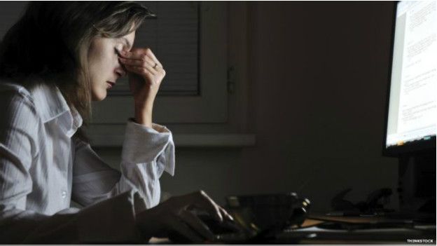 Mujer aquejada de una molestia en la cabeza