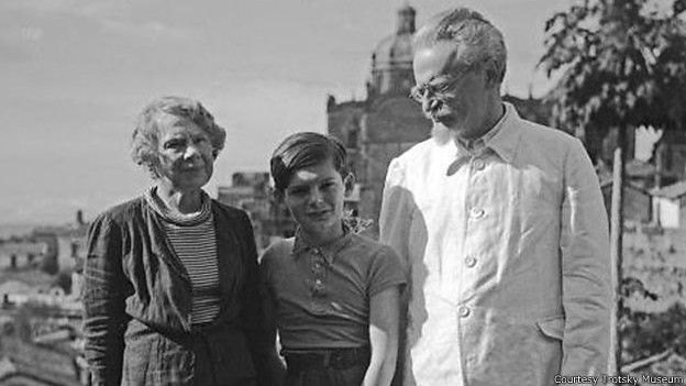 Эстебан Волков (в центре) со Львом Троцким и его второй женой Натальей Седовой