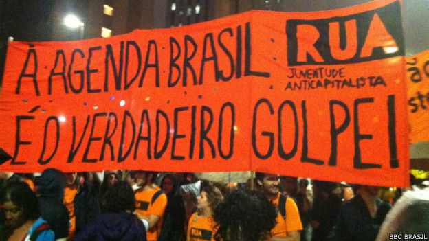 Manifestantes pro Rousseff y contra la agenda que negocia el gobierno con el Senado, que llaman de 