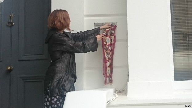 Анна Александра Мария Бродская открывает табличку памяти Иосифа Бродского на стене лондонского дома