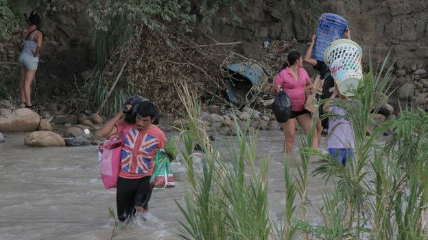 Colombianos cruzando el río Táchira desde Venezuela