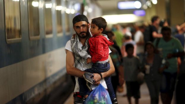 150901061819_austria_train_migrant_640x3