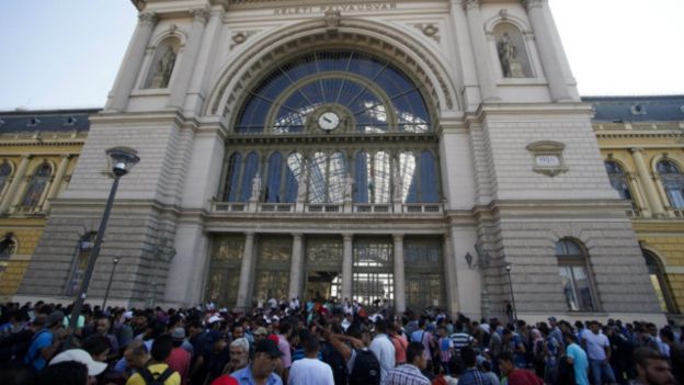 150901111924_budapest_station_refugees_6