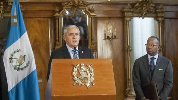 El embajador de EE.UU. observa al presidente Pérez Molina