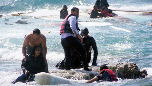 Rescate de inmigrantes en la playa de la isla de Rodas