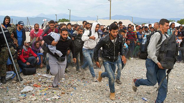 Refugiados corren.