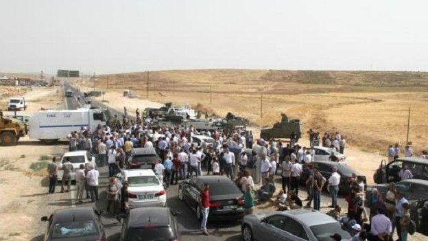 150909122100_cizre_hdp_demirtas_624x351_hurriyet.com.tr_nocredit.jpg