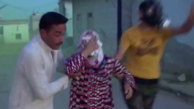 Captura de un video de imágenes de televisión de supuesto ataque con armas químicas 150911001456_civiles2.jpg