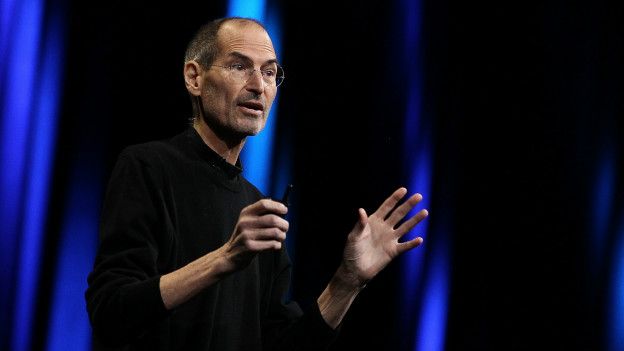En 2010 Jobs se enfrentó a Gizmodo, después de que la página de tecnología publicara unas fotos de un prototipo del teléfono iPhone que no había salido al mercado. Steve Jobs