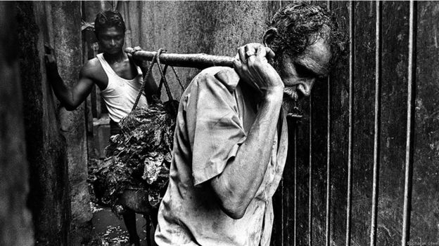 Trabajadores de cloacas en Bombay