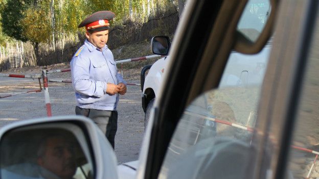 Милиционер на дороге в Таджикистане