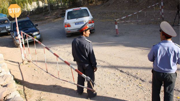 Милиционеры на дороге в Таджикистане
