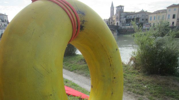 Boia à beira do rio Ádige, em Verona | Foto: Guilherme Aquino/BBC Brasil