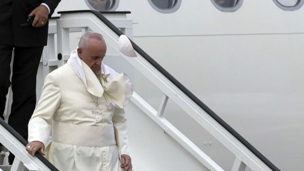 Un soplo de aire hizo volar el solideo del papa.