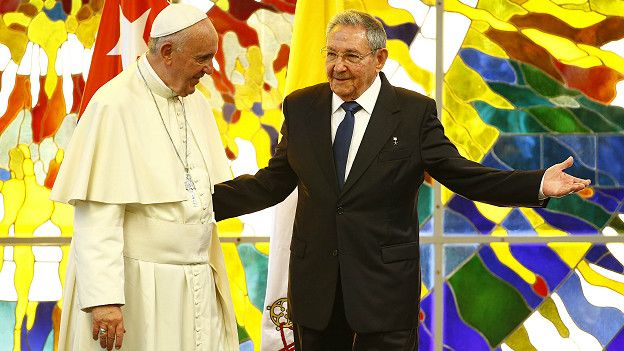 Francisco con Raúl Castro