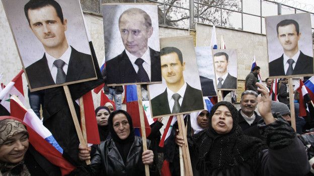 Pancartas a favor de Putin y Al Assad