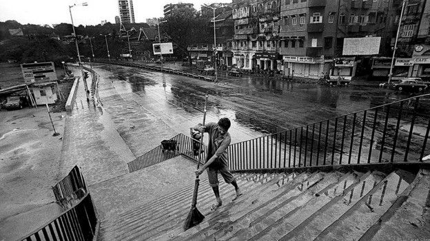 Varredor em escadaria de Mumbai (Foto: Sudharak Olwe)