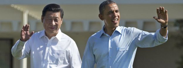 習近平（左）與奧巴馬在安納伯格莊園向媒體記者揮手（8/6/2013）
