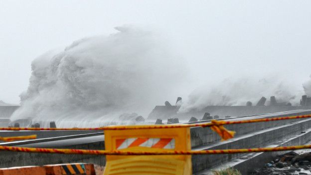 杜鹃台风的暴风圈28日接触台湾陆地后，宜兰南方澳海边掀起狂风巨浪。