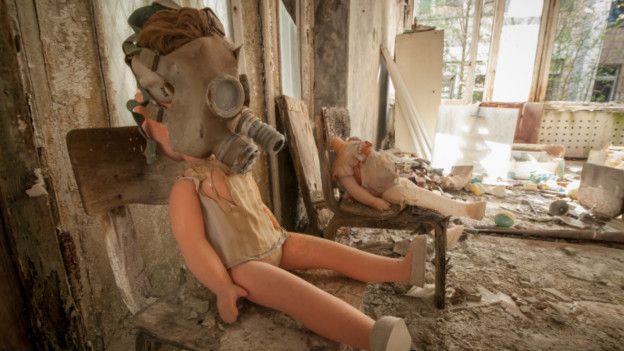 Una muñeca con máscara en Chernobyl ejemplifica el poder destructivo de un desastre nuclear como el que hubo en la ciudad ubicada en la actual Ucrania.