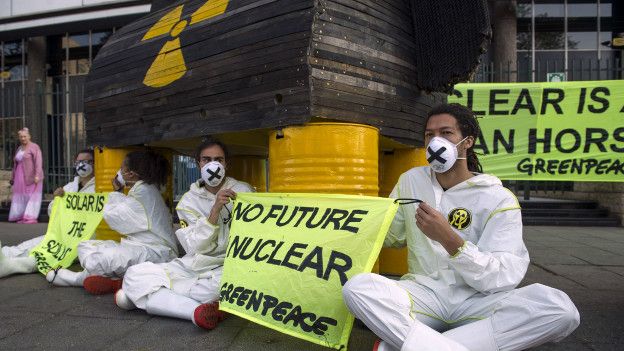 Hay un enconado debate social sobre la conveniencia o no de la energía nuclear.