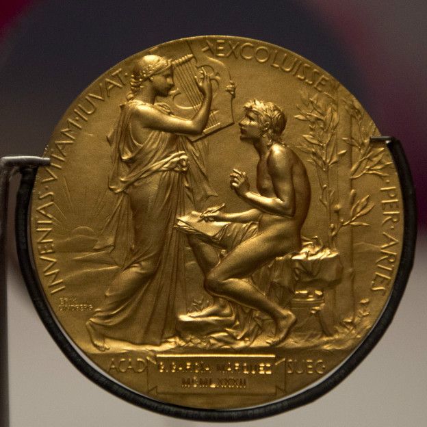 151007161304_medal_literature_624x624_ge