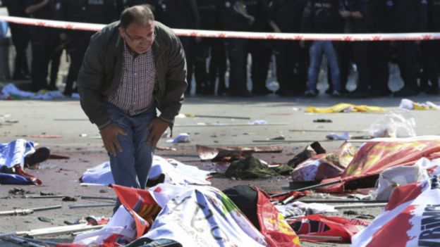 Мужчина у тела погибшего